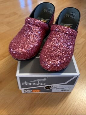 Dansko XP 2.0 Glitter Clog in Pink size 40